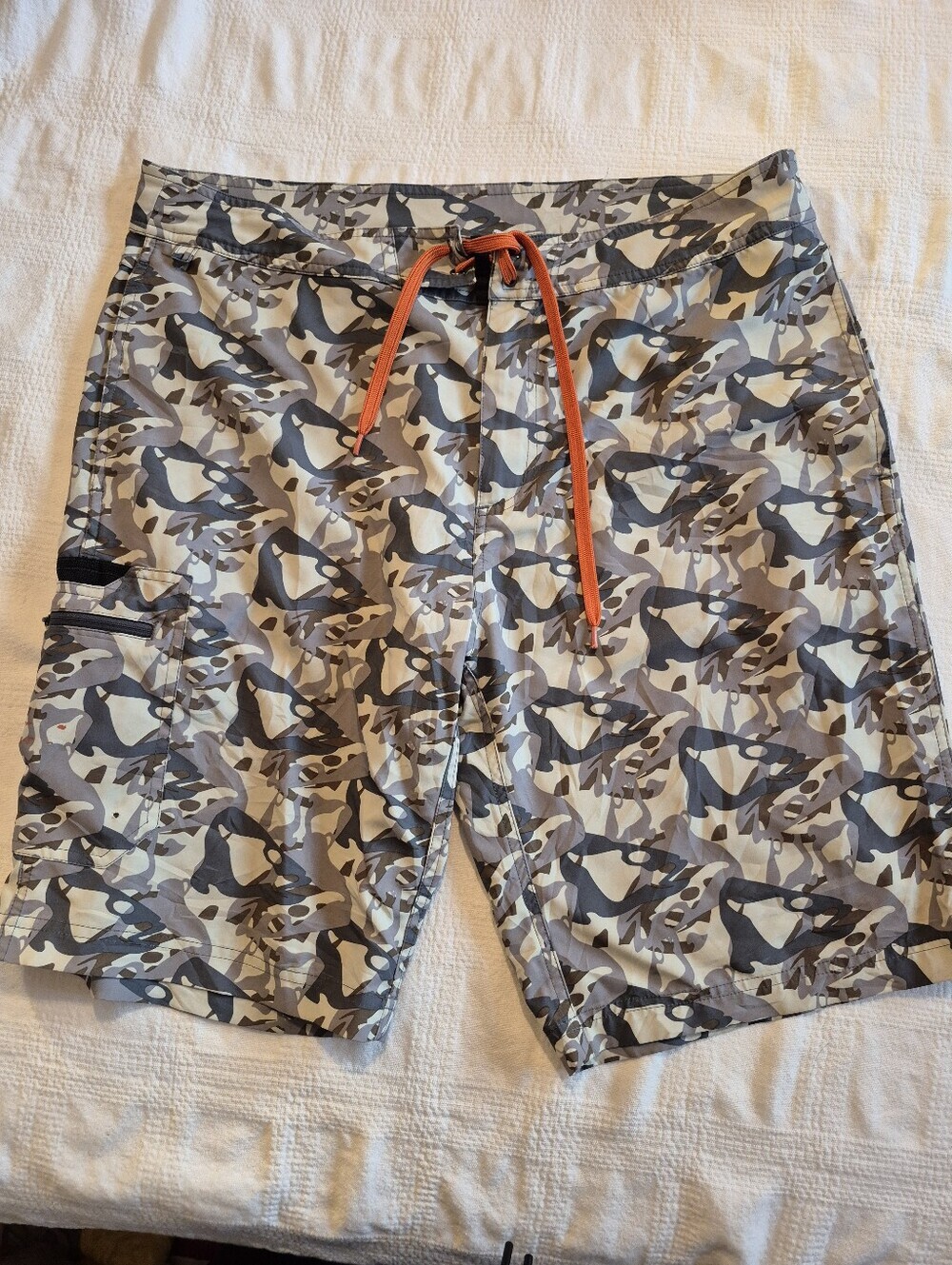 Grundens men's size 36 light weight board style shorts, zipper closure GUC